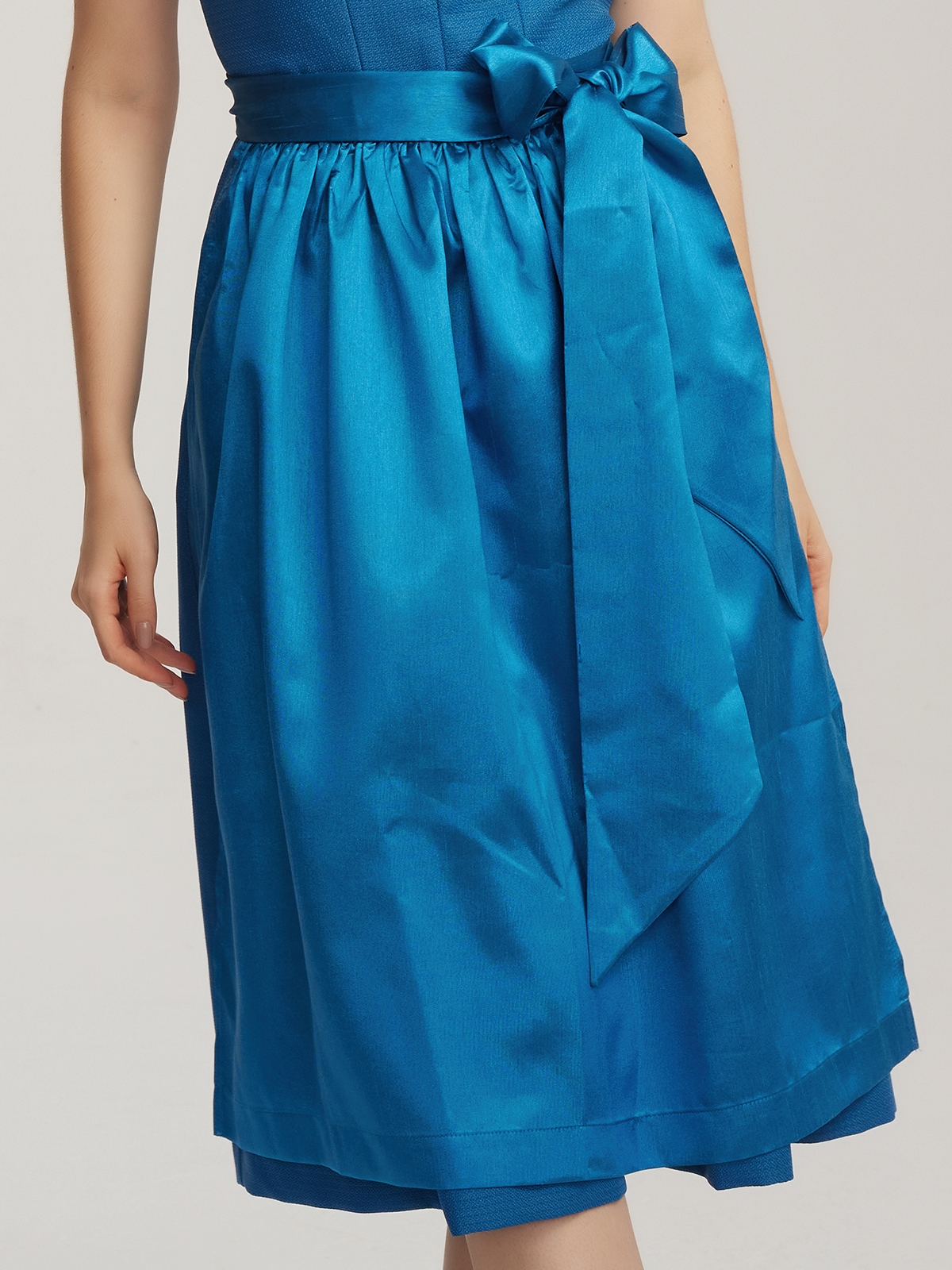 Blaues Dirndl mit floralen Details