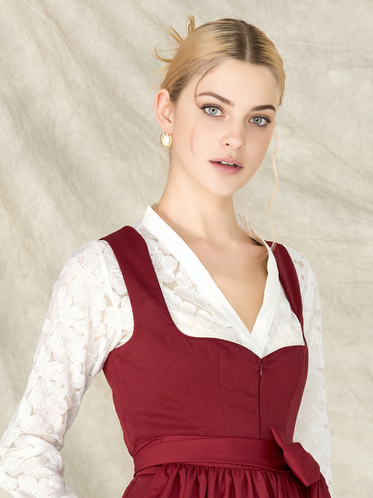 Ein elegantes rotes Dirndl mit traditionellen Accessoires