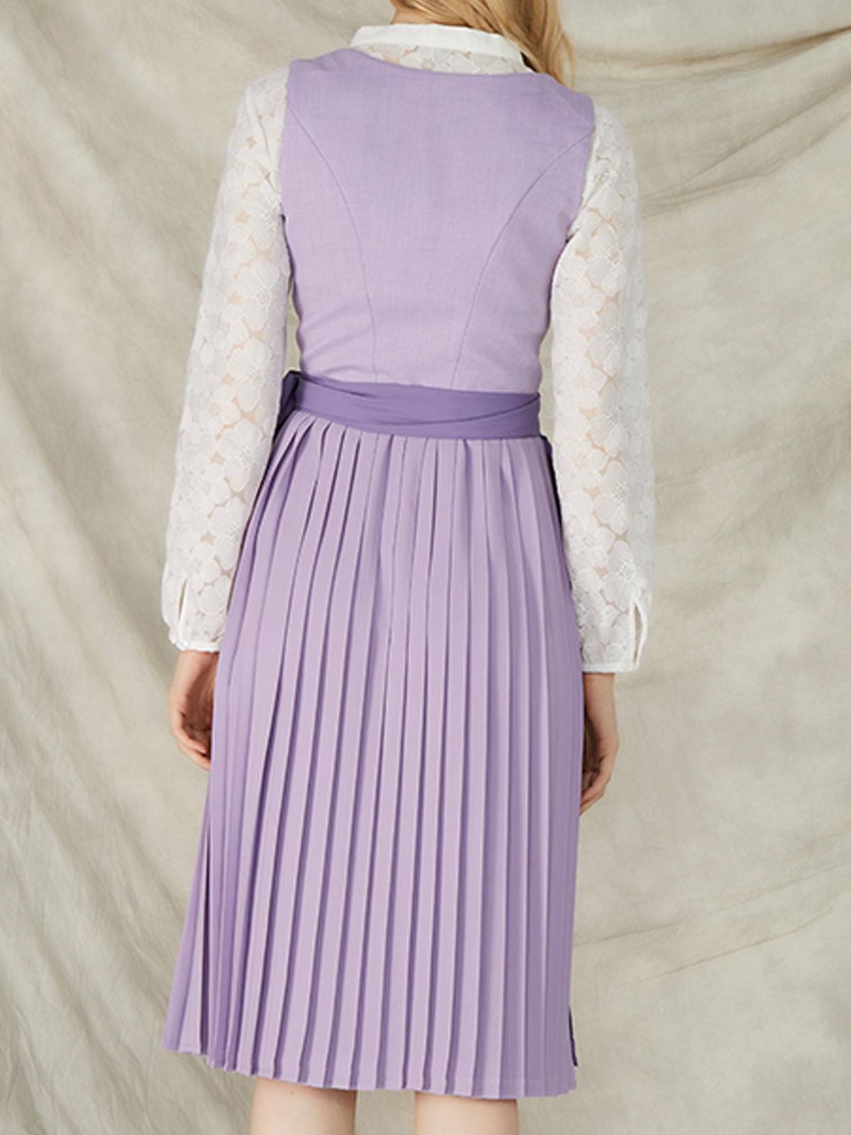 Elegantes lila Dirndl mit traditionellem Schnitt