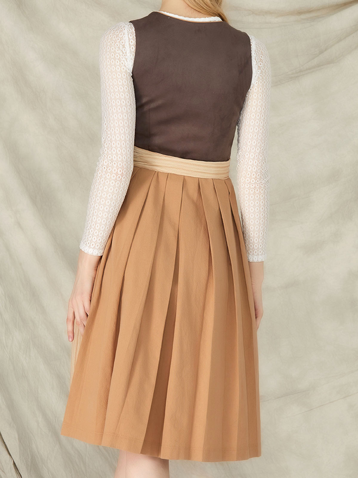 Modernes Dirndl in Braun mit schlanker Silhouette