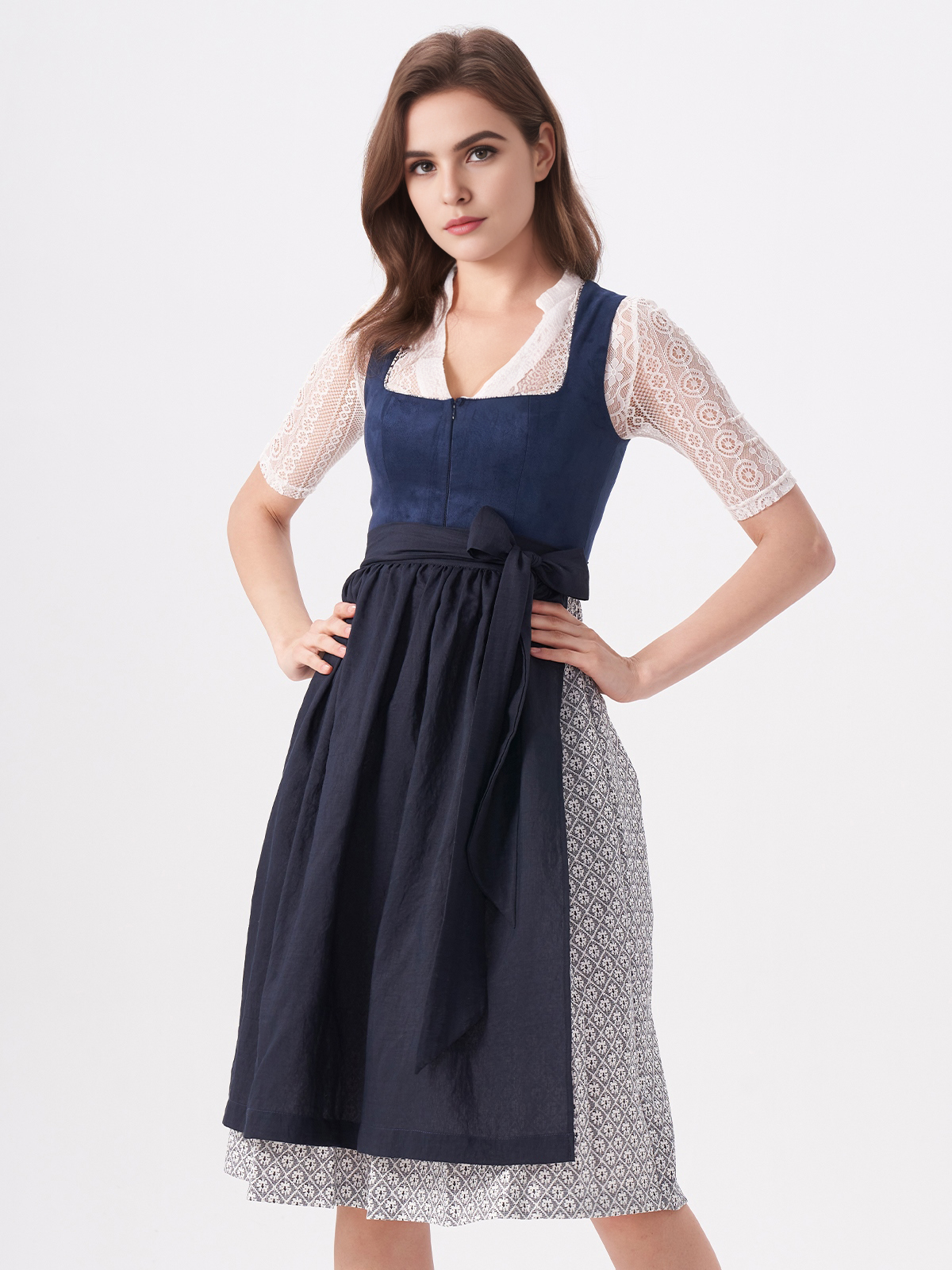 Modernes Dirndl in Blau mit floralen Details