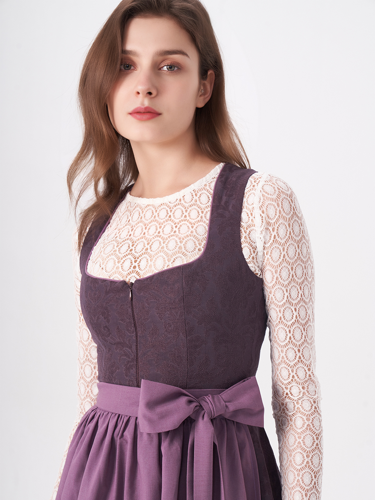 Modernes Rosen Dirndl in Lila mit floralen Akzenten