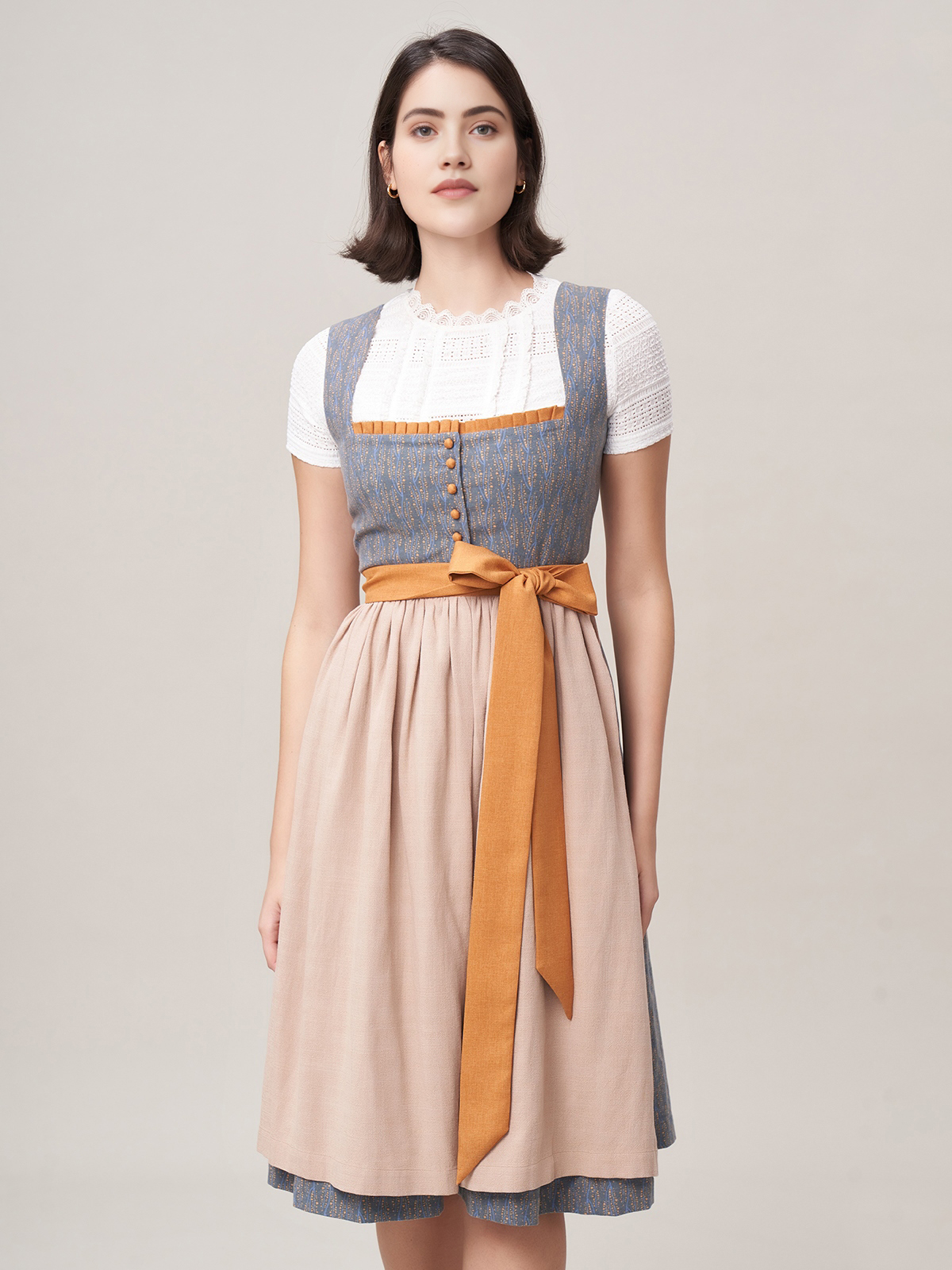 Dirndl in Grau und Rosa – eine perfekte Mischung aus Tradition und Moderne