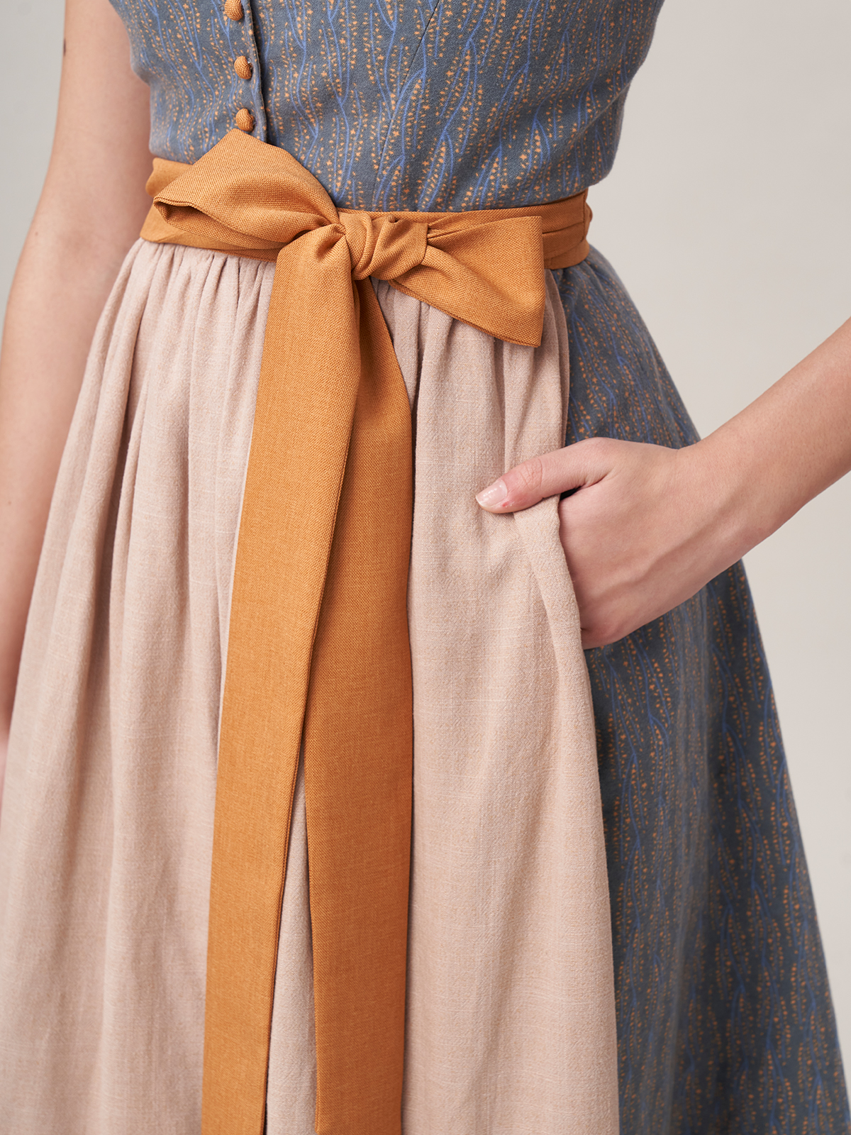 Dirndl in Blau mit Spitzenbluse