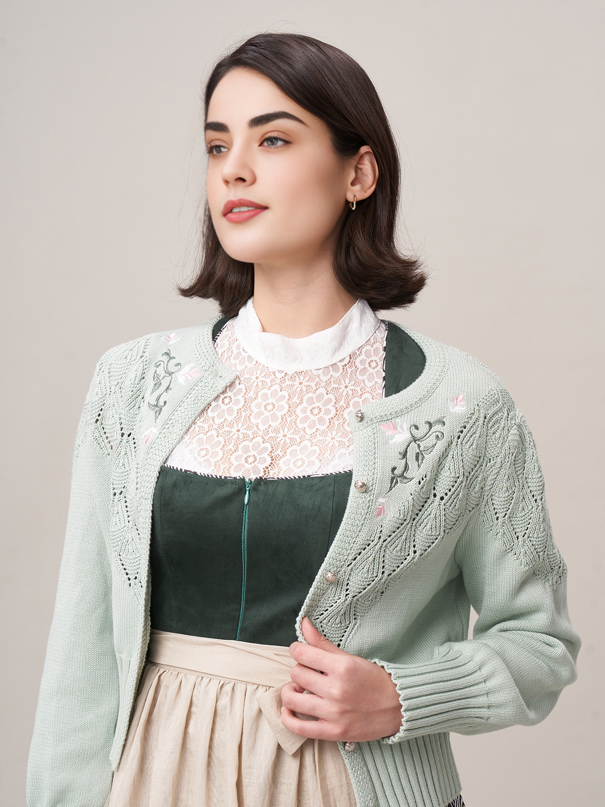 Grünes Samt Dirndl in eleganter Ausführung