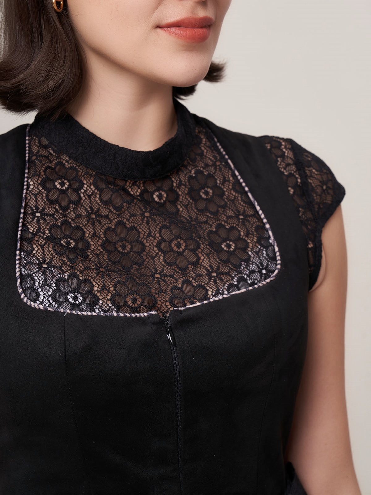 Modernes Dirndl in Schwarz mit figurbetonter Silhouette