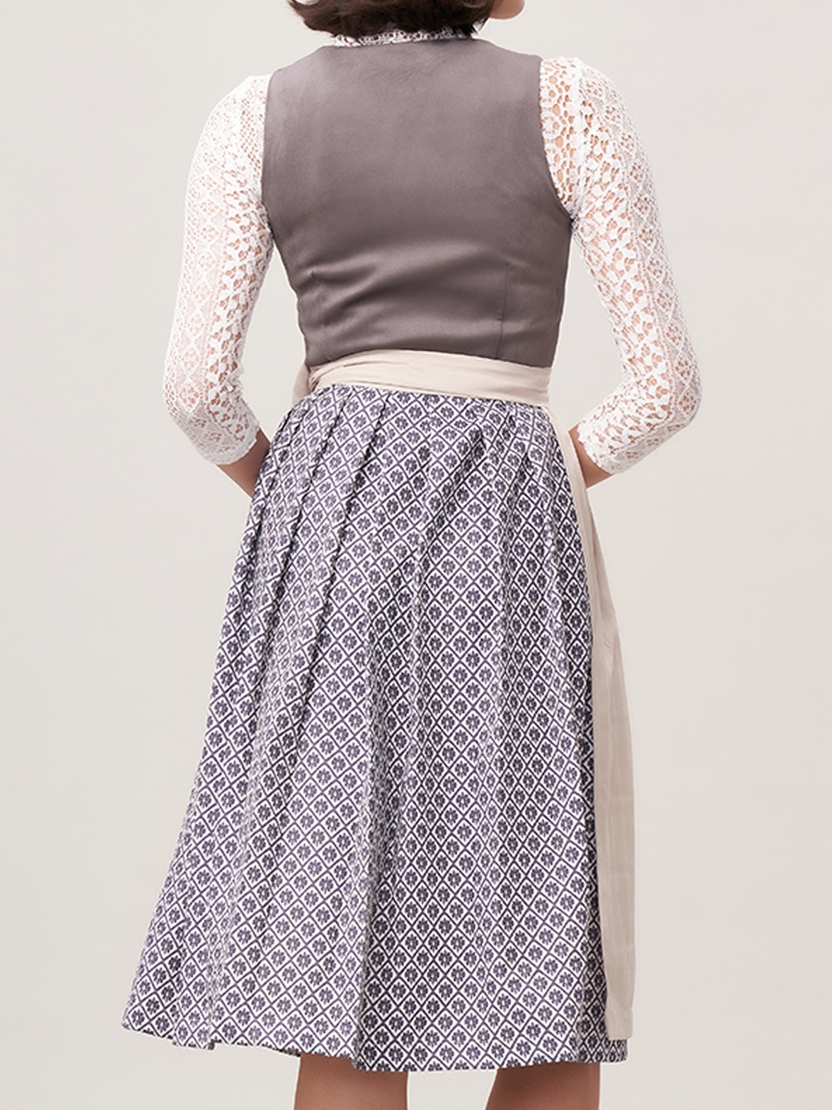 Ehreer Dirndl in Grau – Eleganz und Tradition vereint