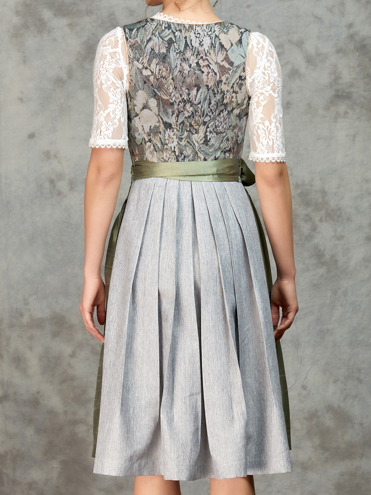 Dirndl in beige-schwarz – ein stilvoller Blickfang