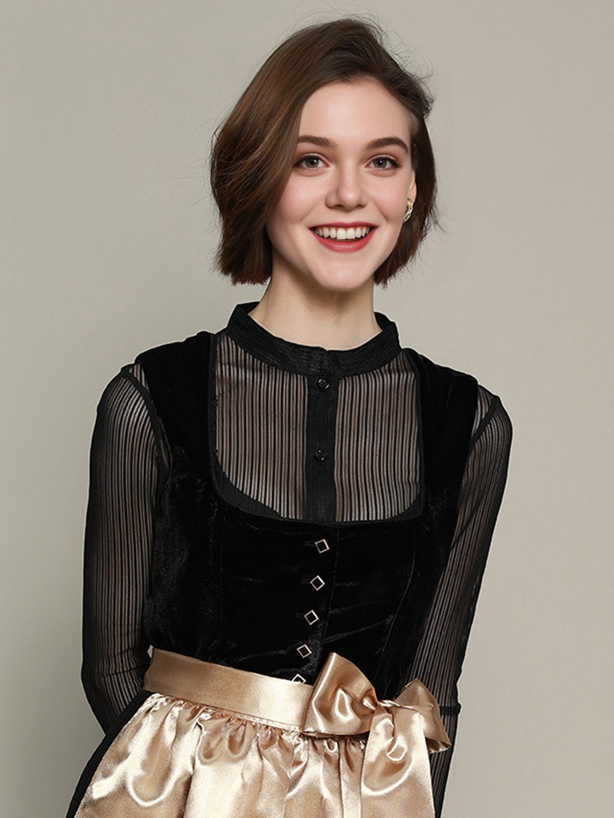 Elegantes schwarzes Dirndl mit modernem Schnitt