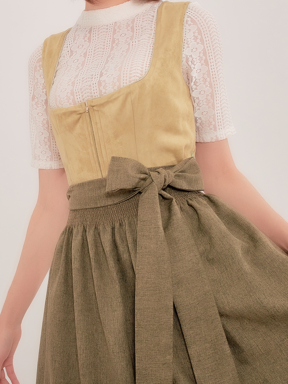Traditionelles grünes Dirndl mit floralen Details