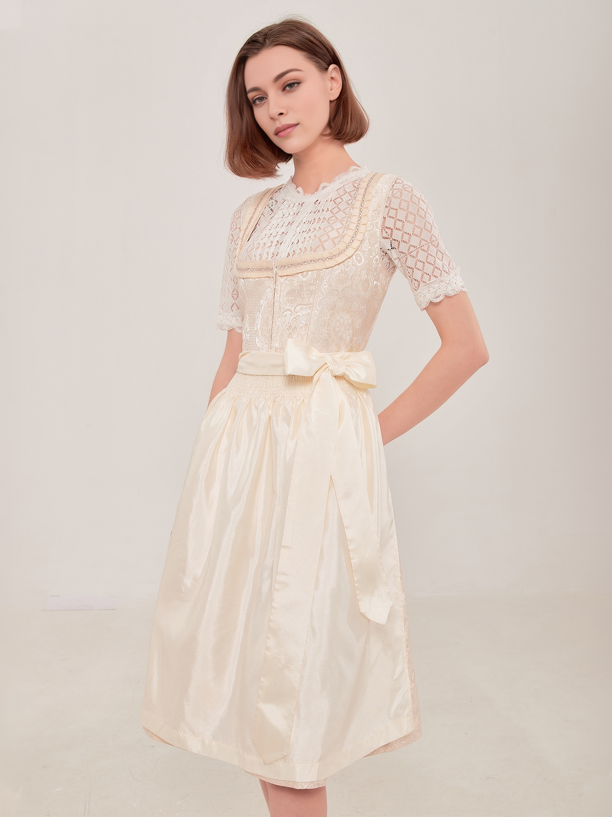 Dirndl mit Herzausschnitt in Weiß