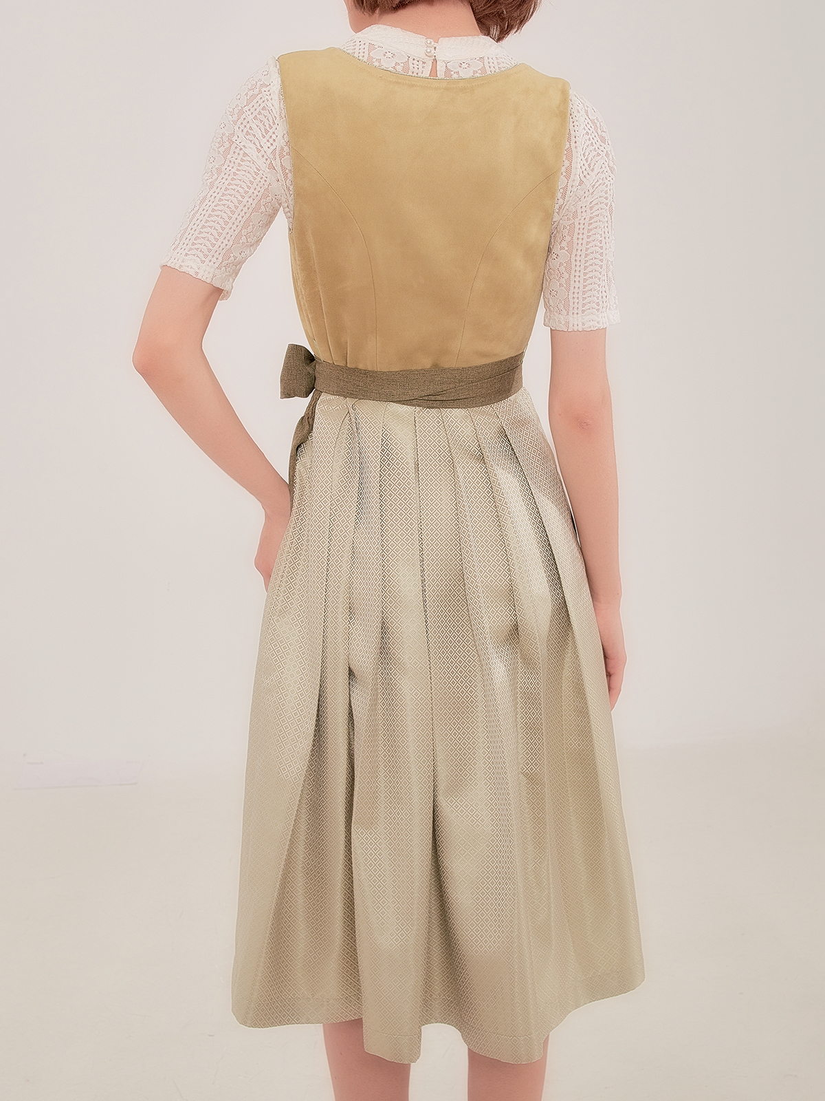 Oranges Dirndl – strahlend & elegant