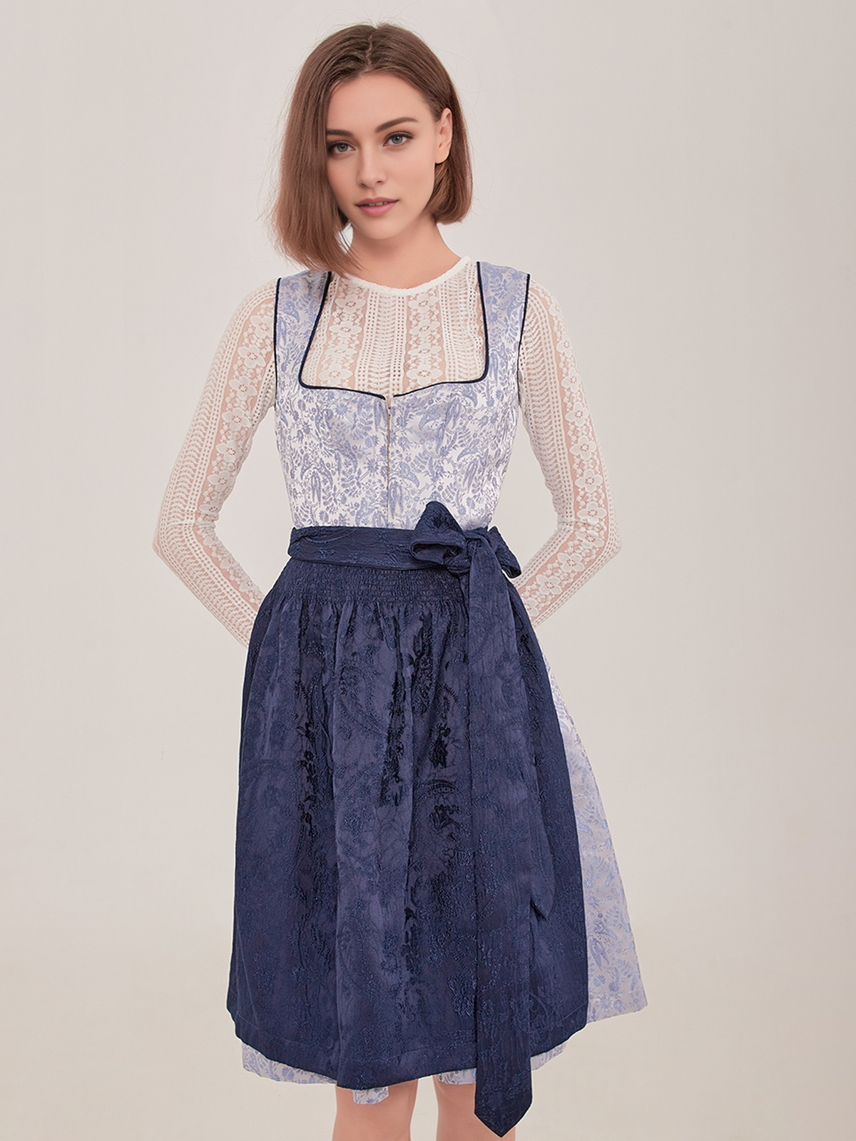 Dirndl in Blau – ein klassischer Look für jede Gelegenheit