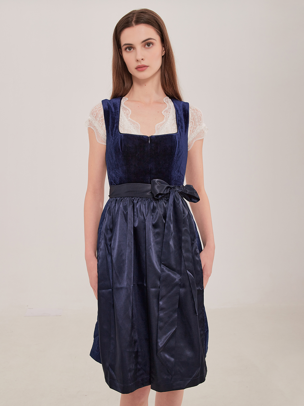 Grünes Samt-Dirndl in eleganter Ausführung