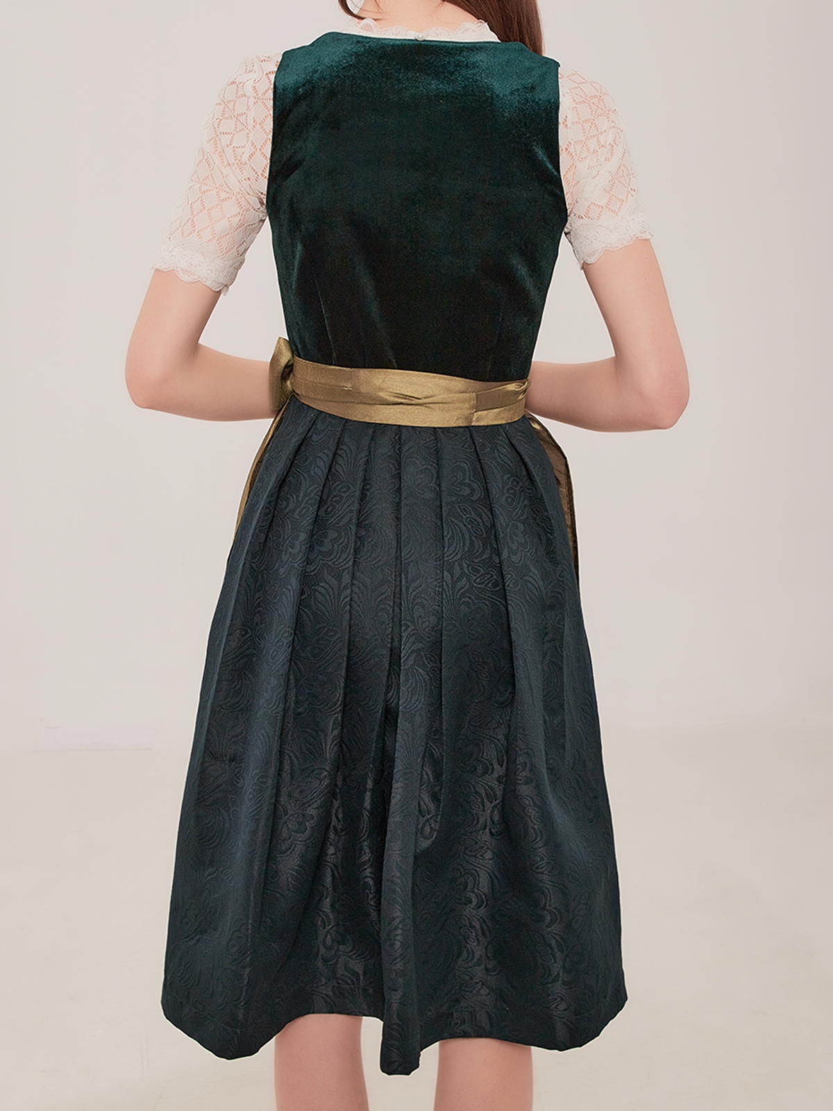 Pinkes Samt Dirndl mit romantischer Bluse