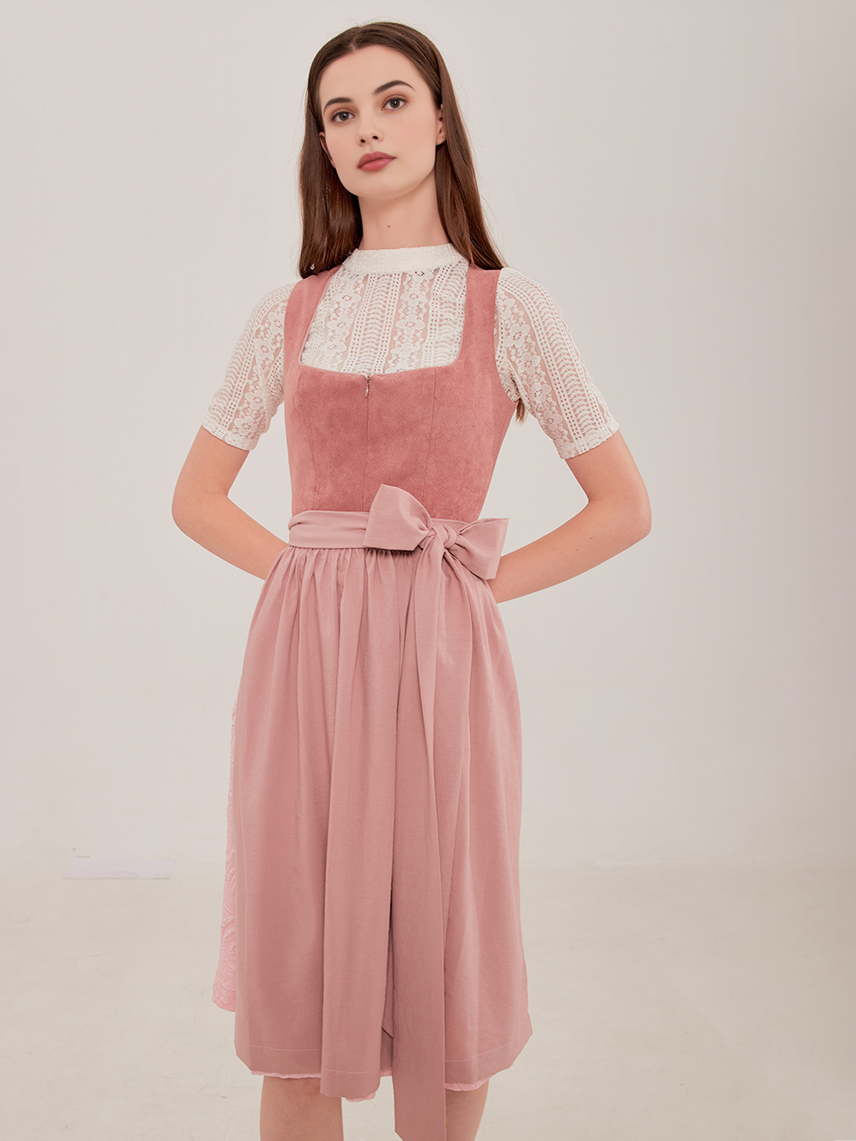 Dunkelgrünes Dirndl Samt in eleganter Pose