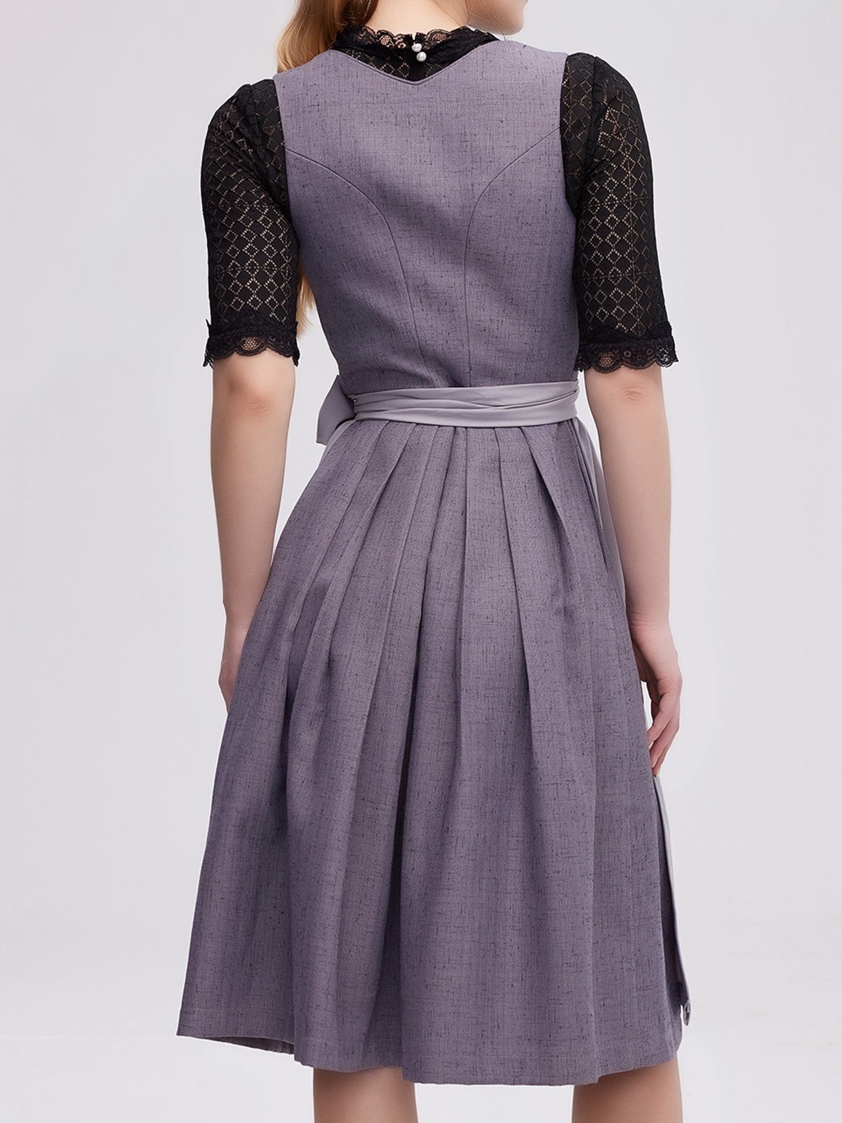 Gelbes Dirndl mit grauer Schürze