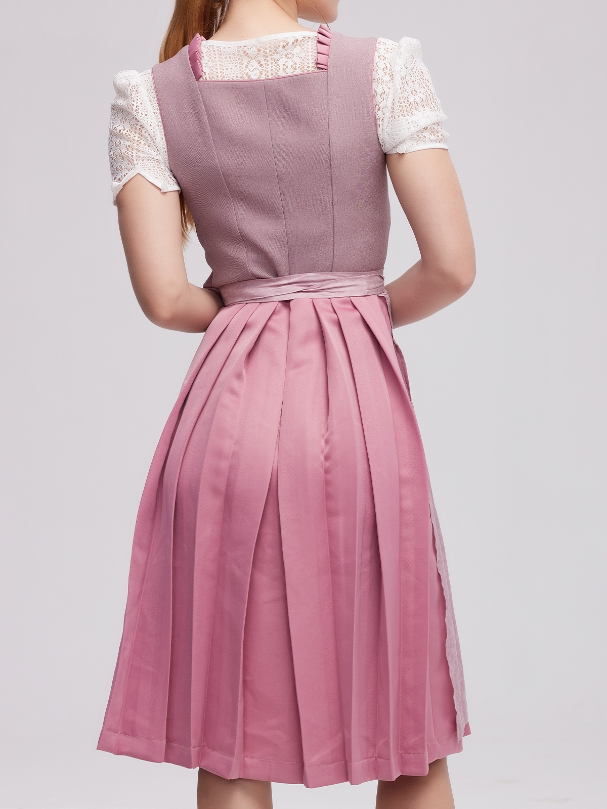 Modernes Dirndl in Lila