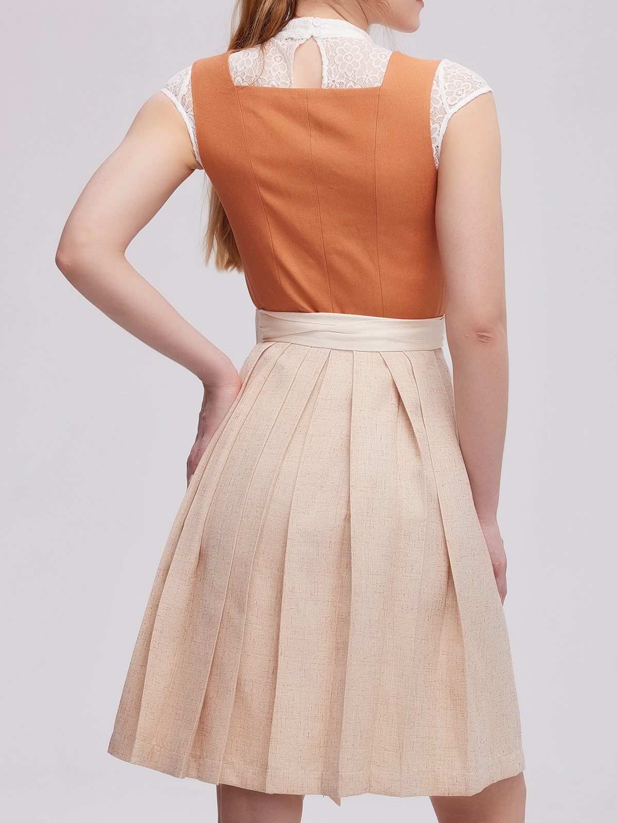 Olivgrünes Dirndl mit rustikalem Charme