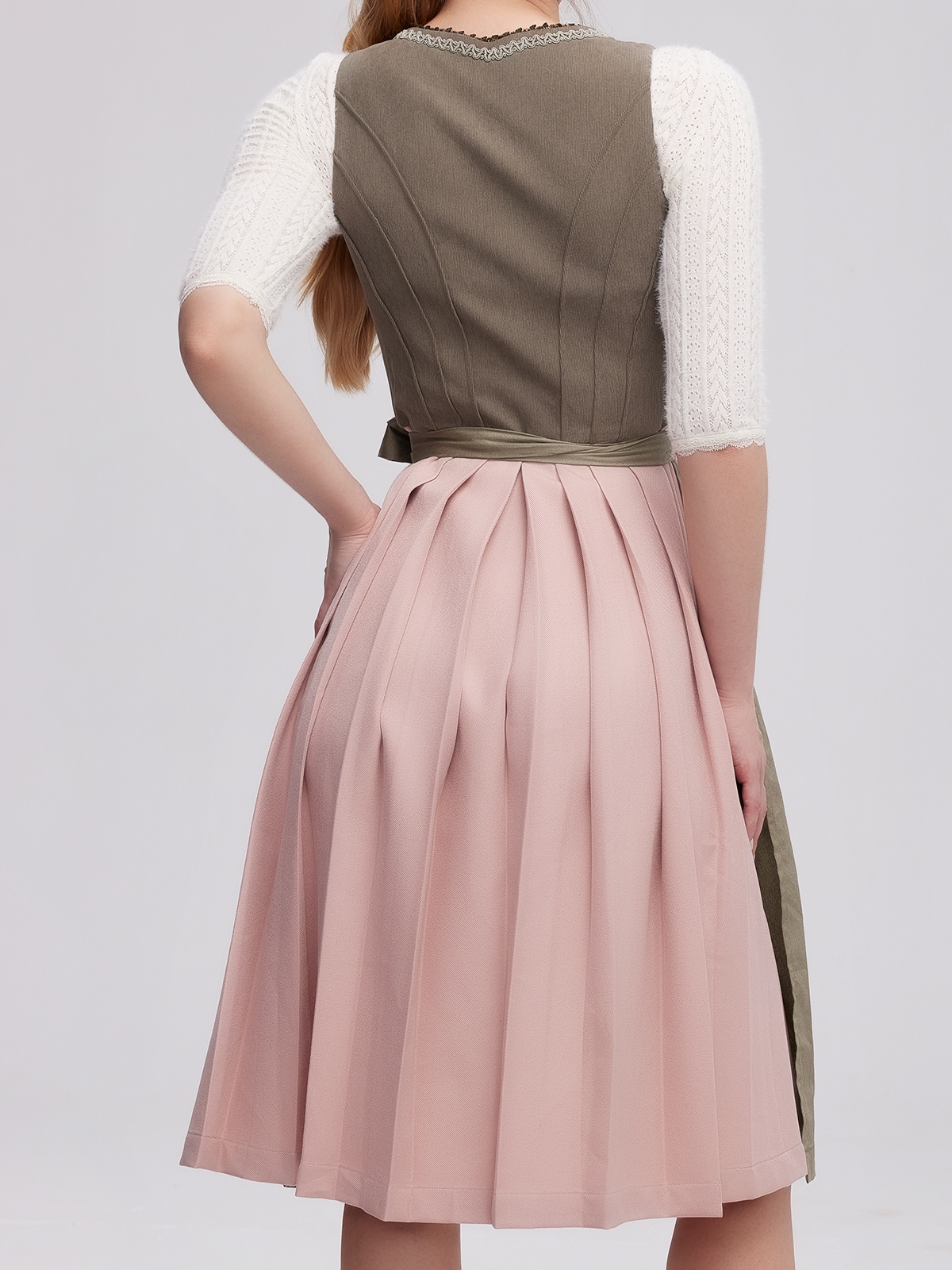 Dirndl in Grau und Grün – ein moderner Look für Festivals und Hochzeiten