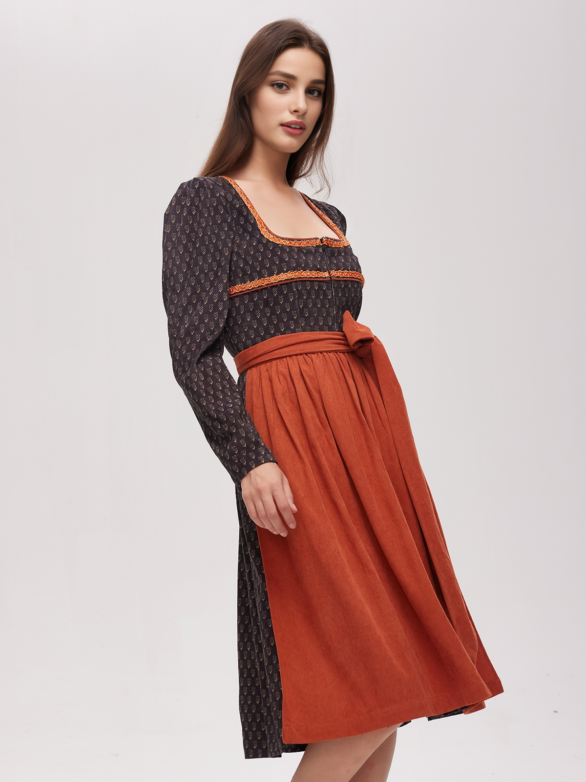 Modernes schwarzes Dirndl mit eleganter Schürze