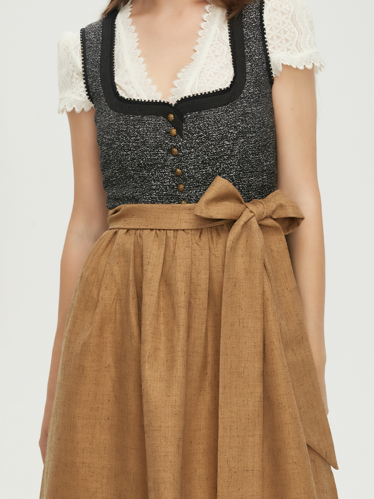 Dirndl Schwarz – zeitlos und elegant