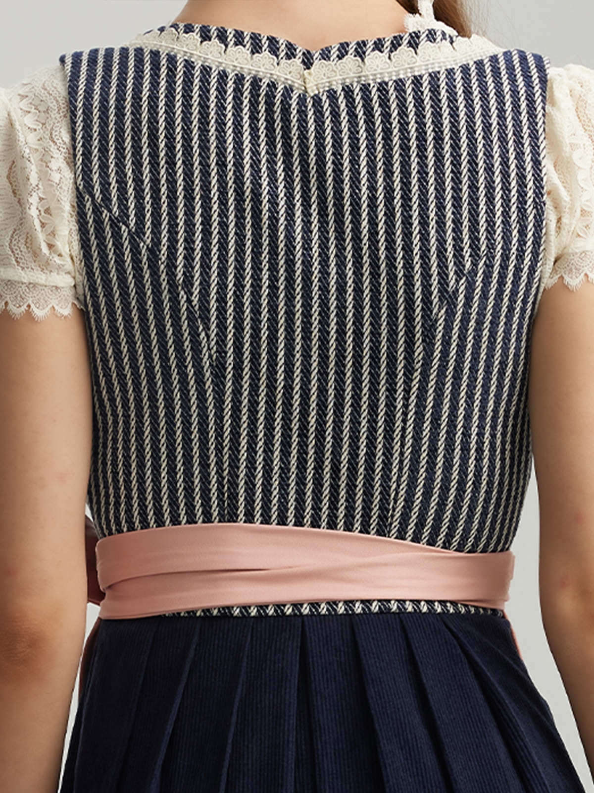 Modernes Dirndl in Blau mit floralen Details