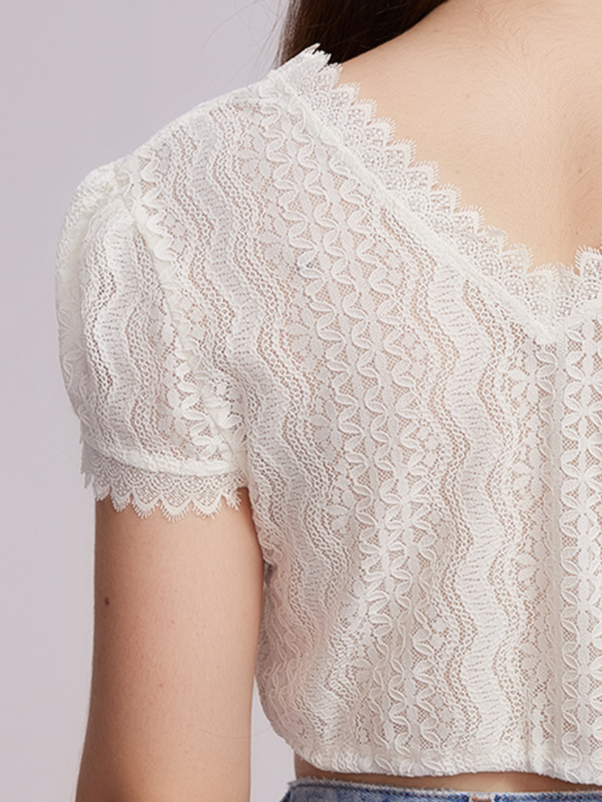 Modernes olivgrünes Dirndl mit weißer Bluse – perfekt für jeden Anlass