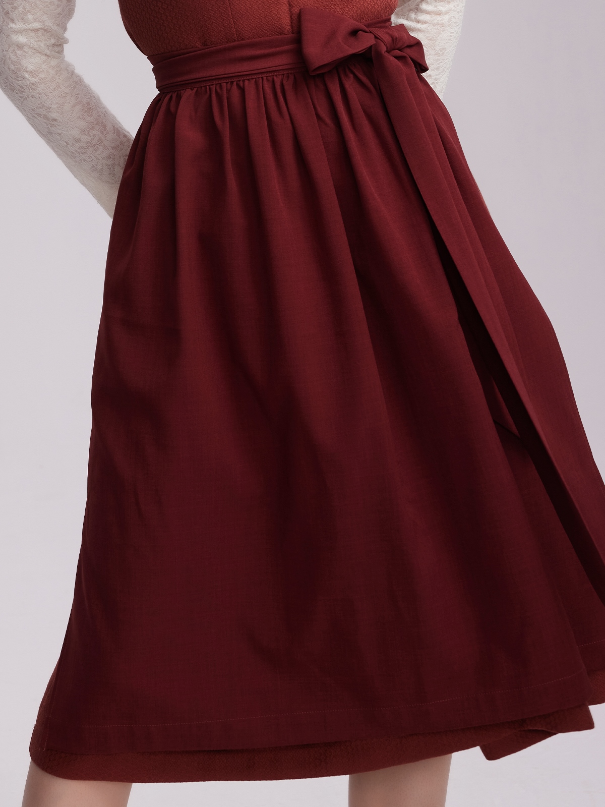 Samt Dirndl Dunkelblau in eleganter Pose