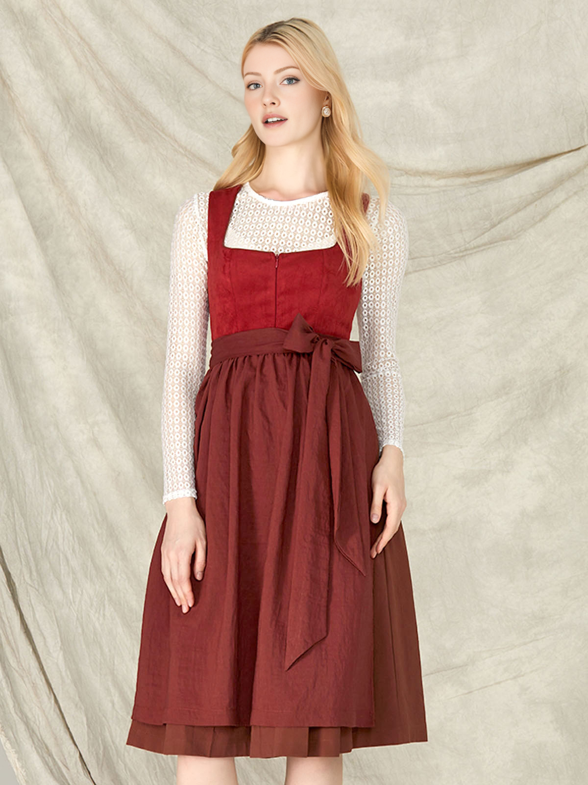 Dirndl Babyblau in romantischem Setting