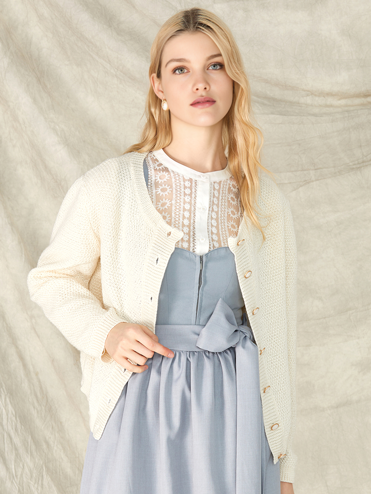 Dirndl hellgelb mit stilvollen Accessoires