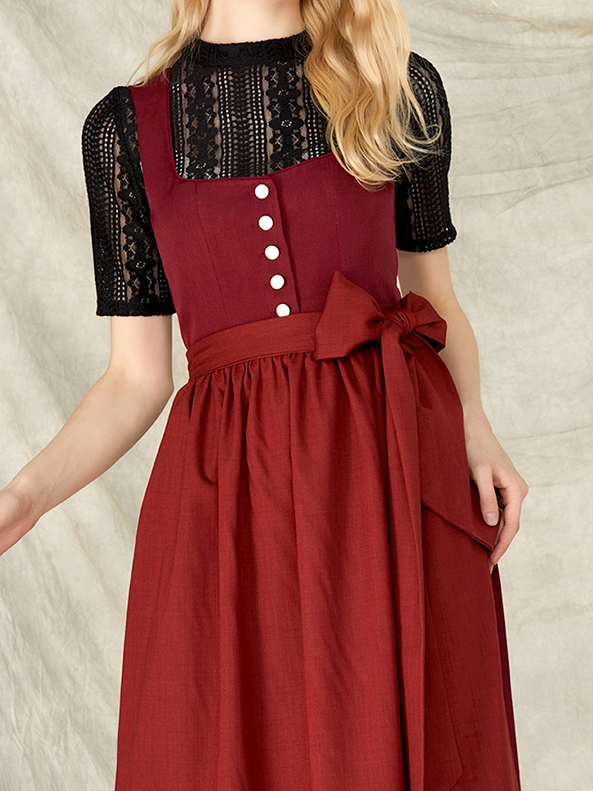 Modernes rotes Dirndl mit traditionellen Elementen