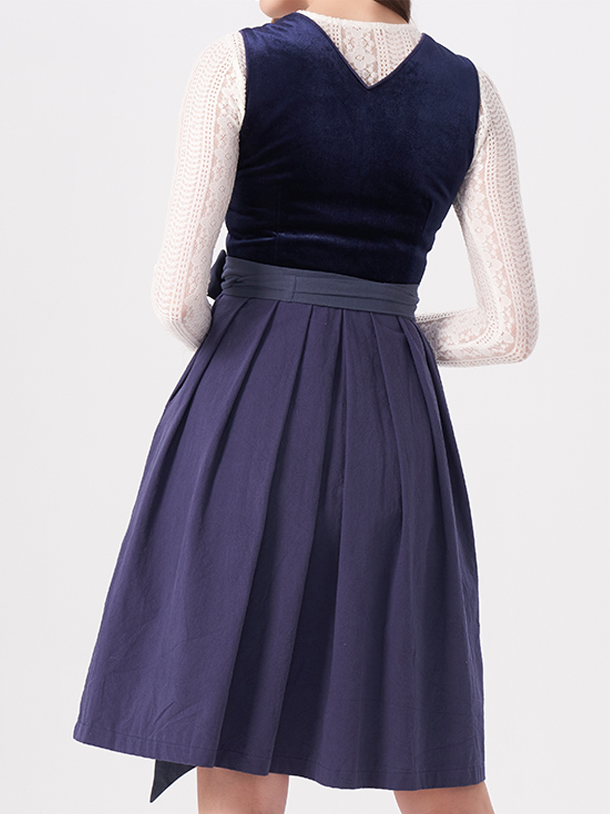 Dirndl in Blau mit eleganter Frisur