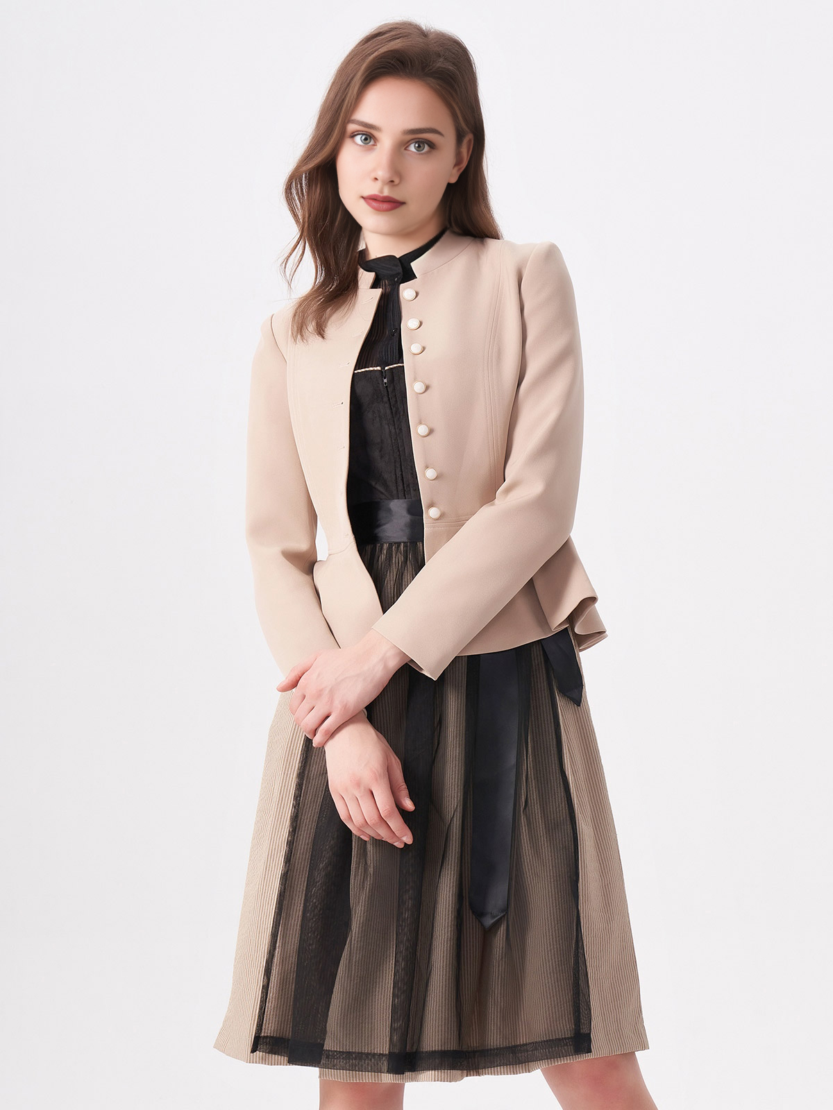 Dirndl mit langärmeliger Bluse in modernem Design