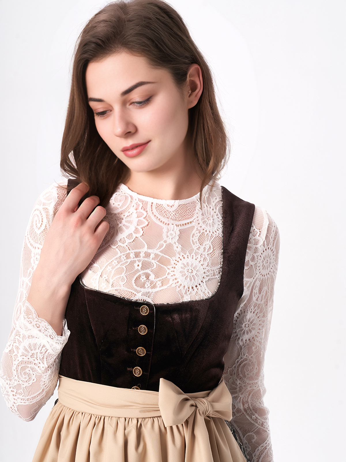 Dirndl in Braun mit stilvollen Accessoires