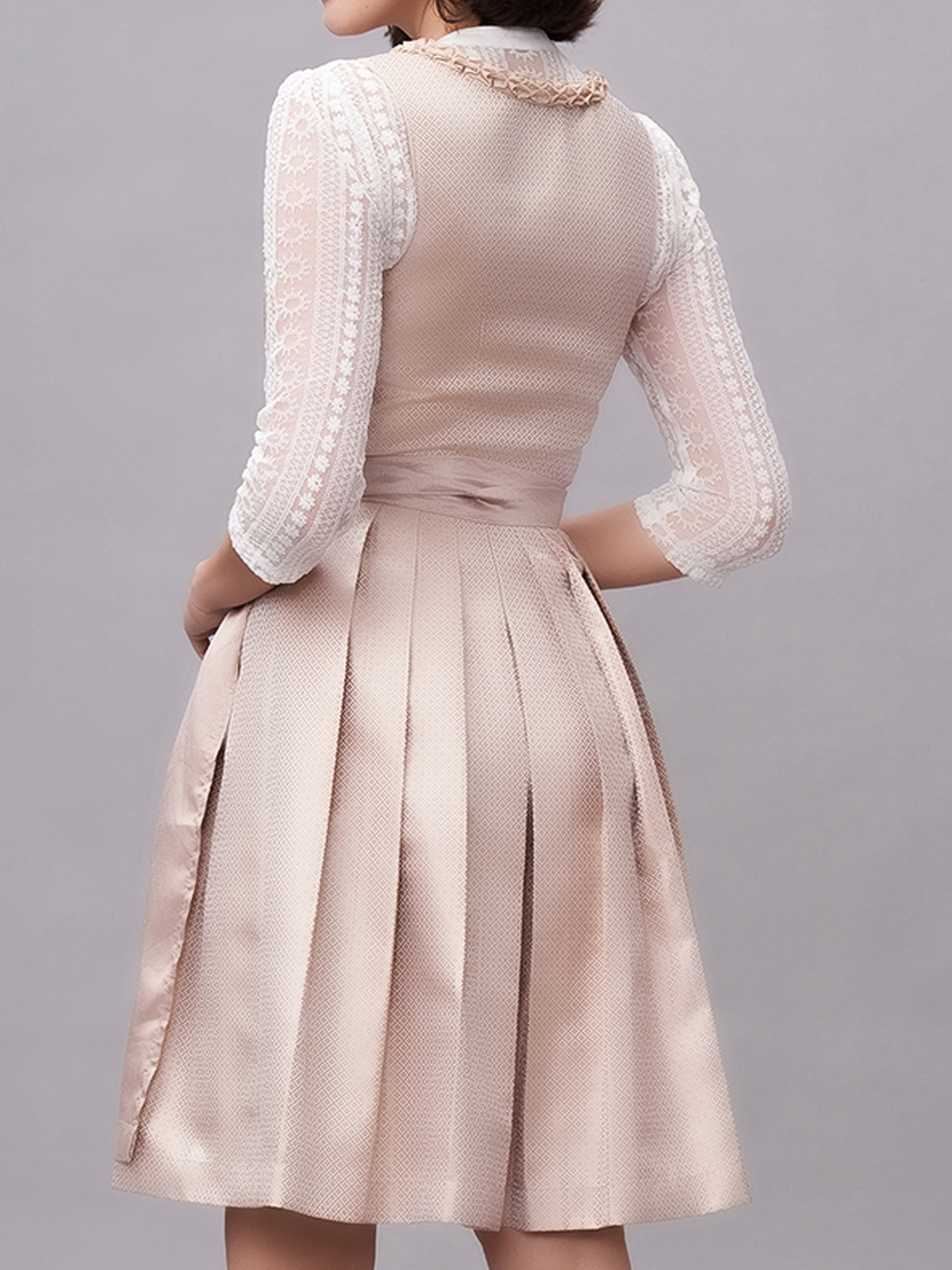 Rotes Dirndl mit modernem Schnitt