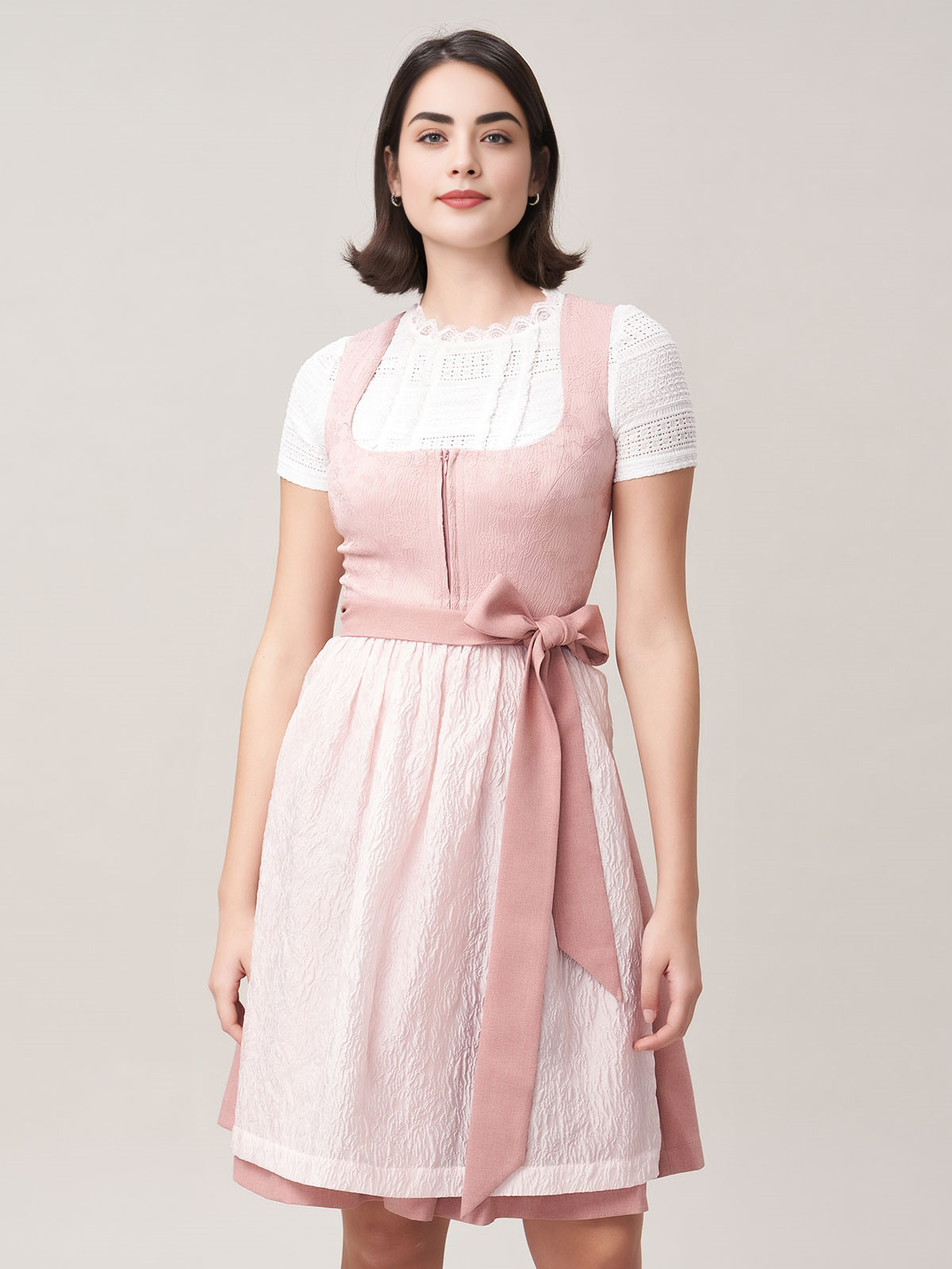 Dirndl in Grün mit floralen Details