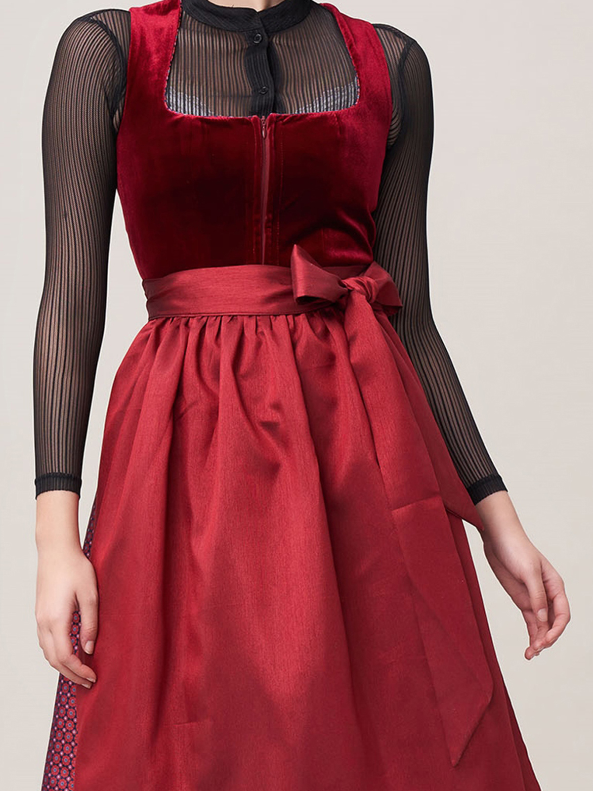 Dirndl in Rot und Blau