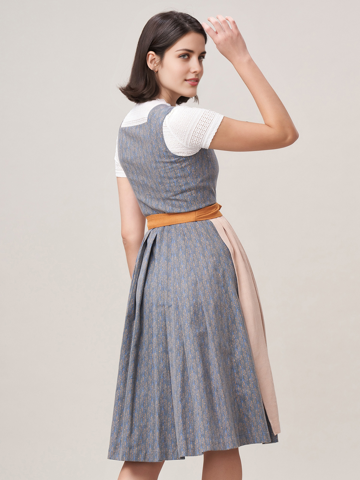 Ein elegantes blaues Dirndl mit traditionellem Schnitt und modernen Details