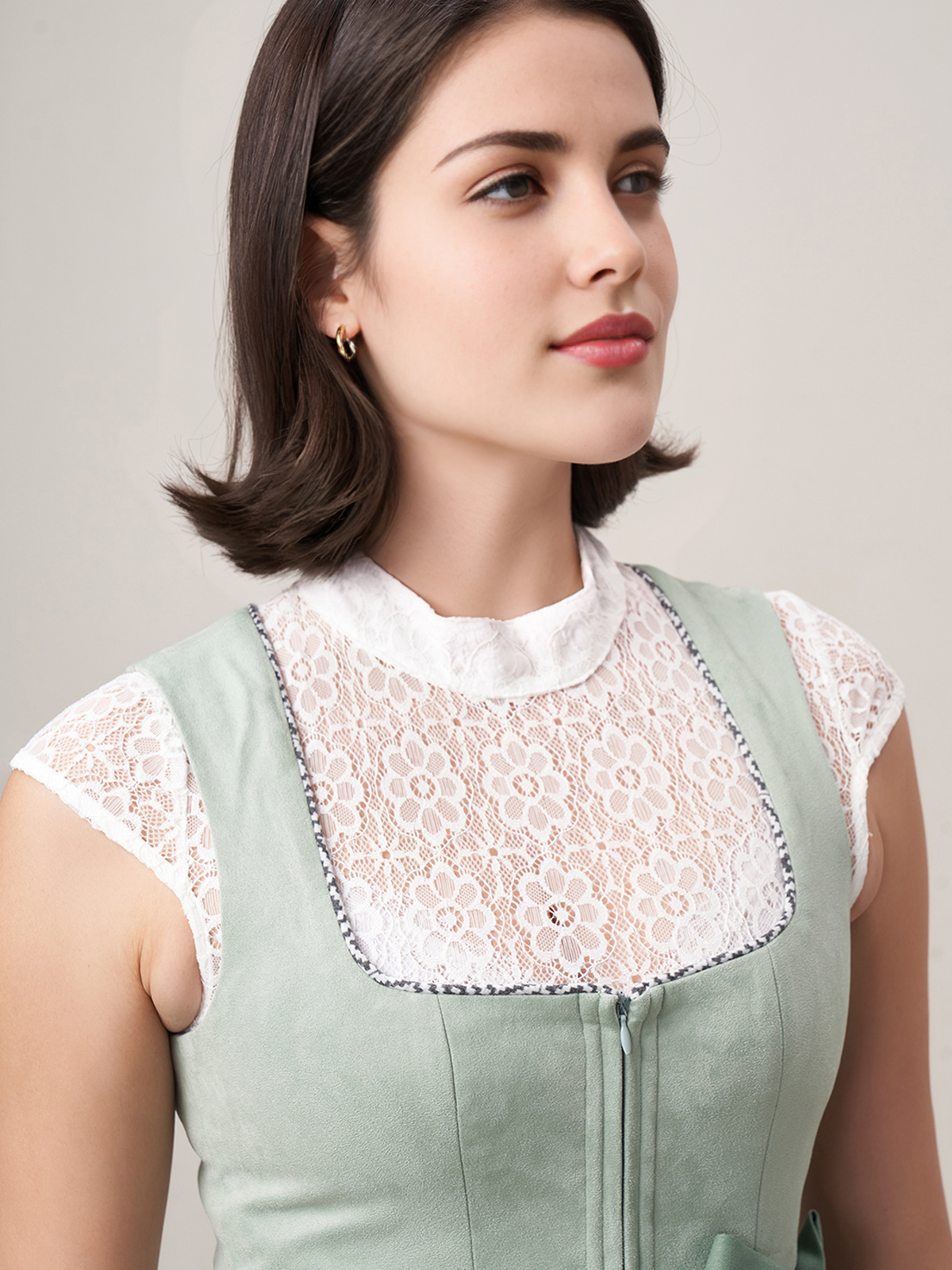 Modernes Dirndl in Grün mit floralen Akzenten