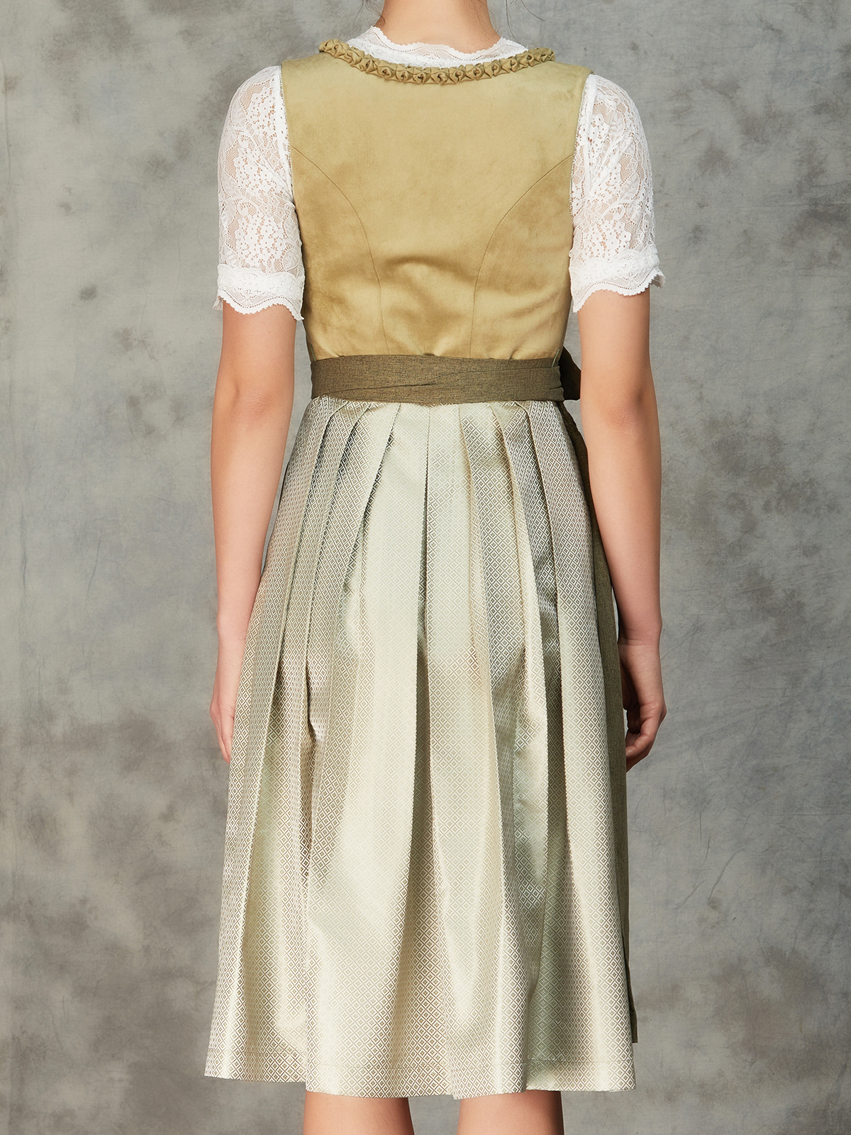 Modernes Dirndl in Grün – perfekt für Stadt und Fest