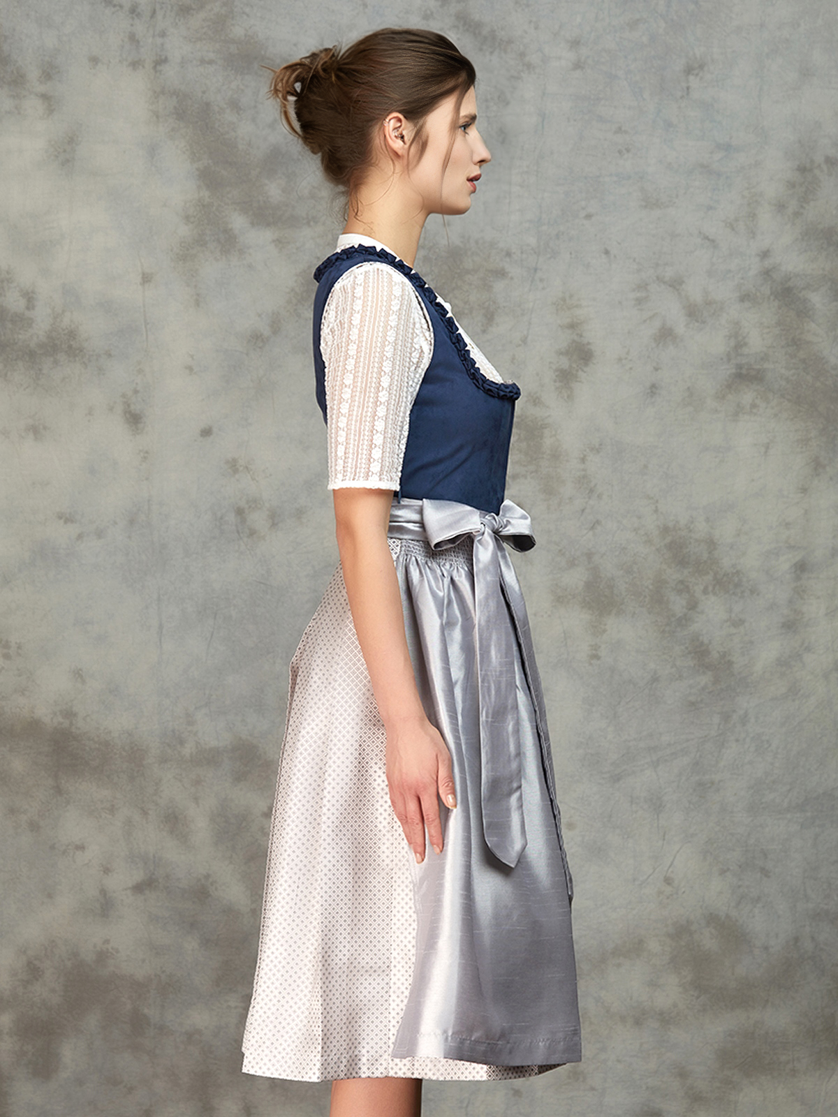 Dirndl in Blau mit floralen Details