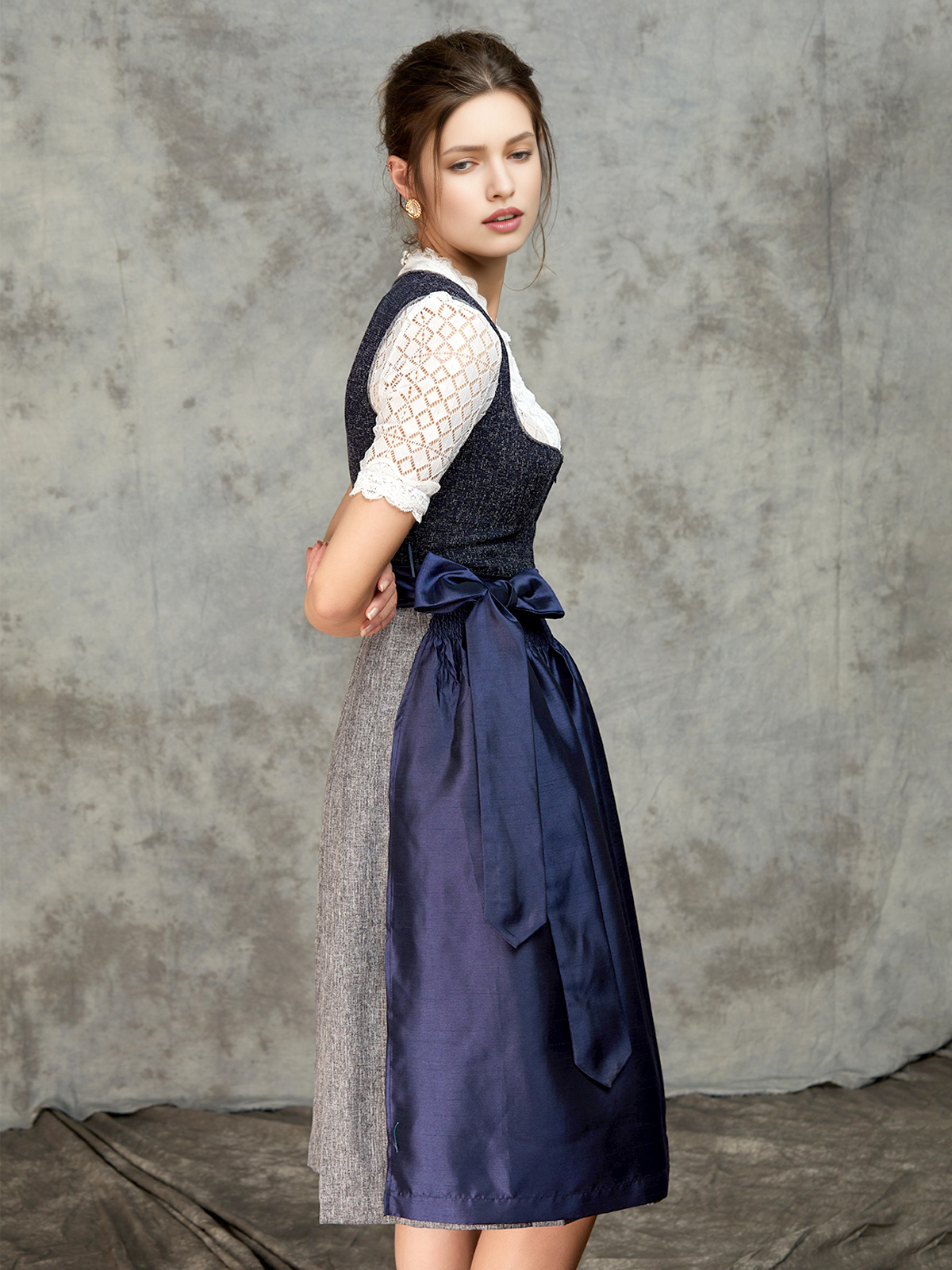 Ein elegantes Dirndl in Blau, perfekt für festliche Anlässe