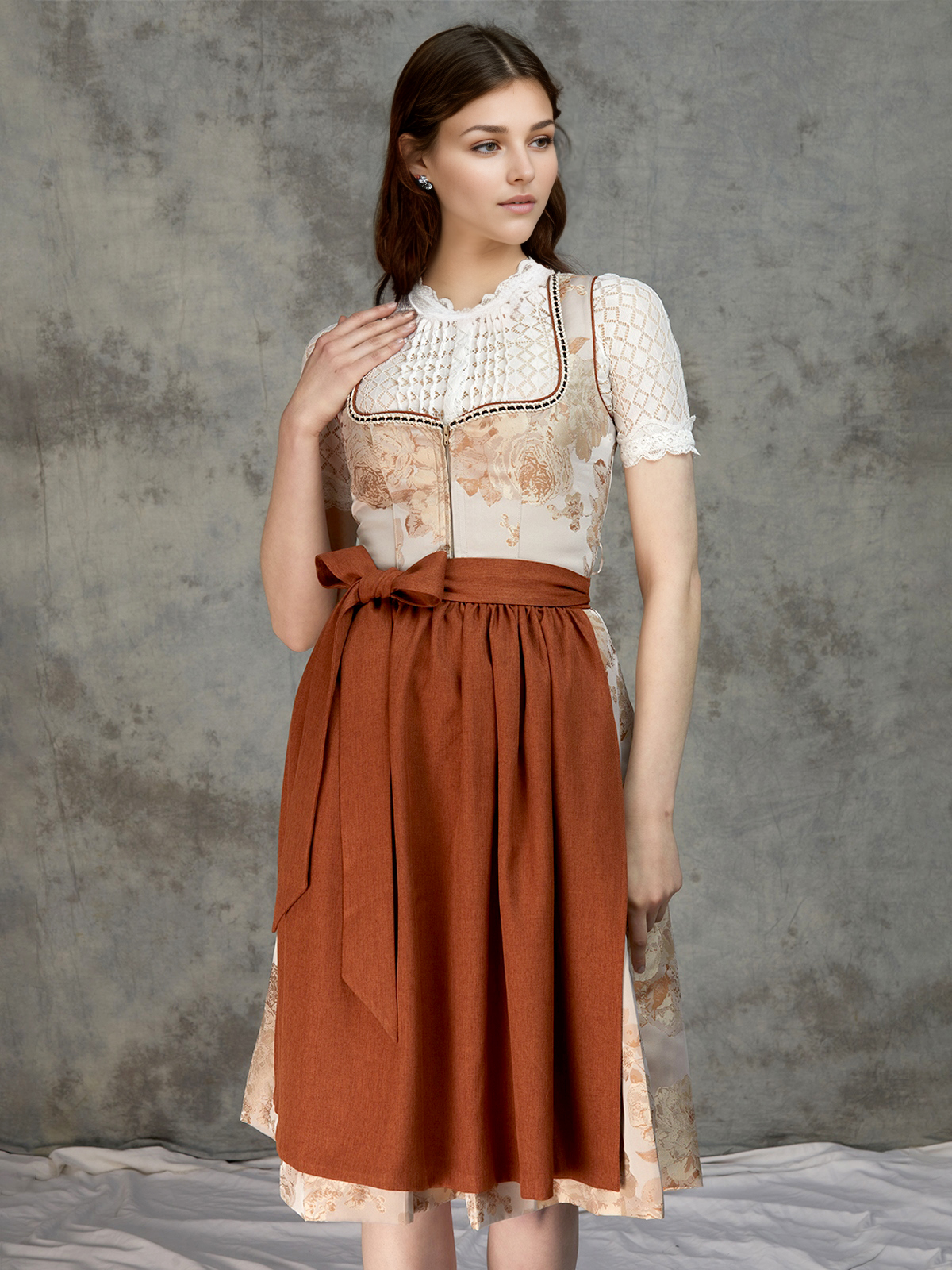 Dunkelgrünes Samt-Dirndl in eleganter Atmosphäre