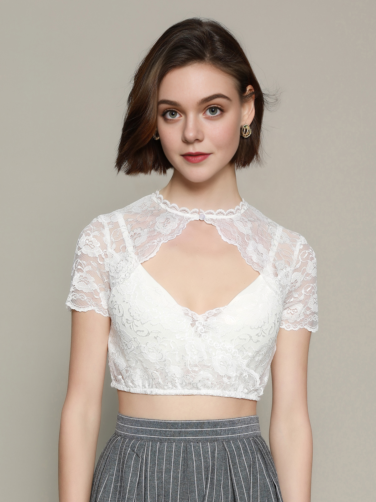 Dirndl Bluse in Weiß – perfekt kombiniert mit dunkelrotem Dirndl