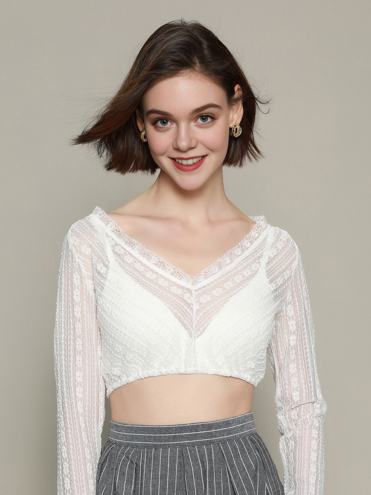 Dirndl in Weiß mit femininem Schnitt