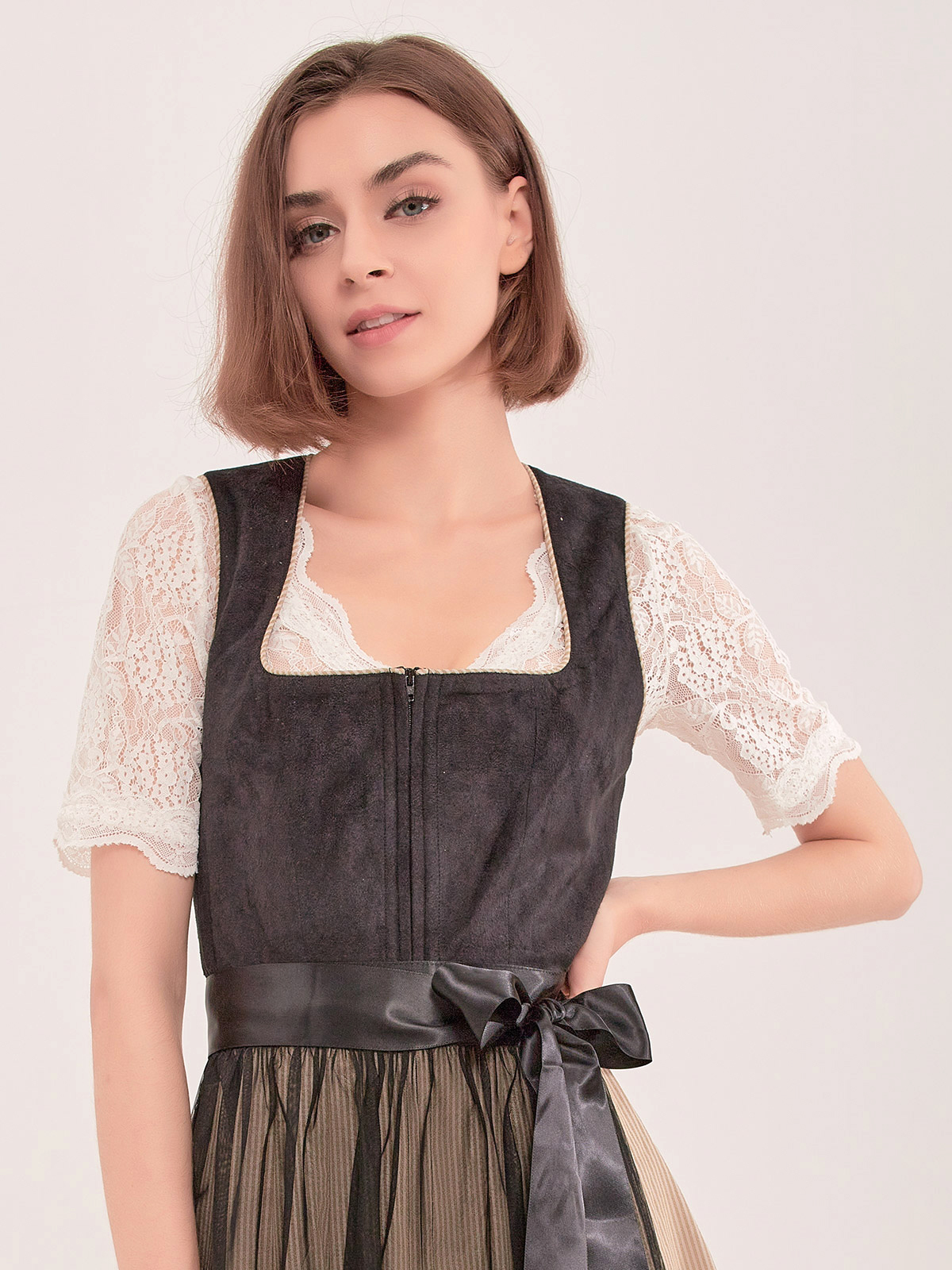 Elegantes schwarzes Dirndl mit modernem Schnitt