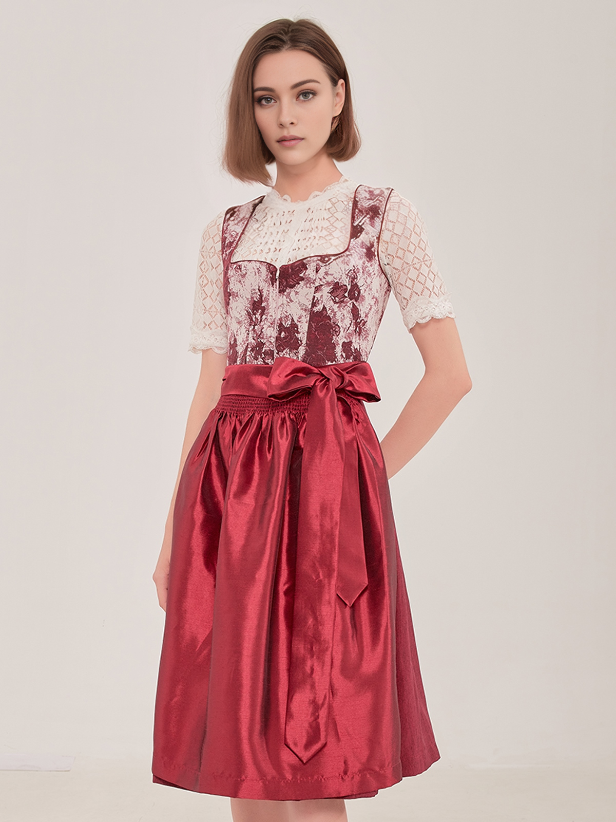 Dirndl in Rot mit traditioneller Schürze