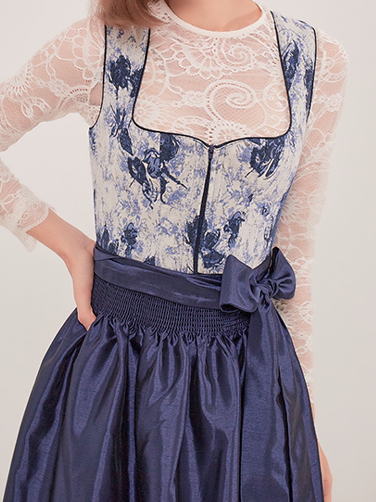 Dirndl mit V-Ausschnitt in Blau