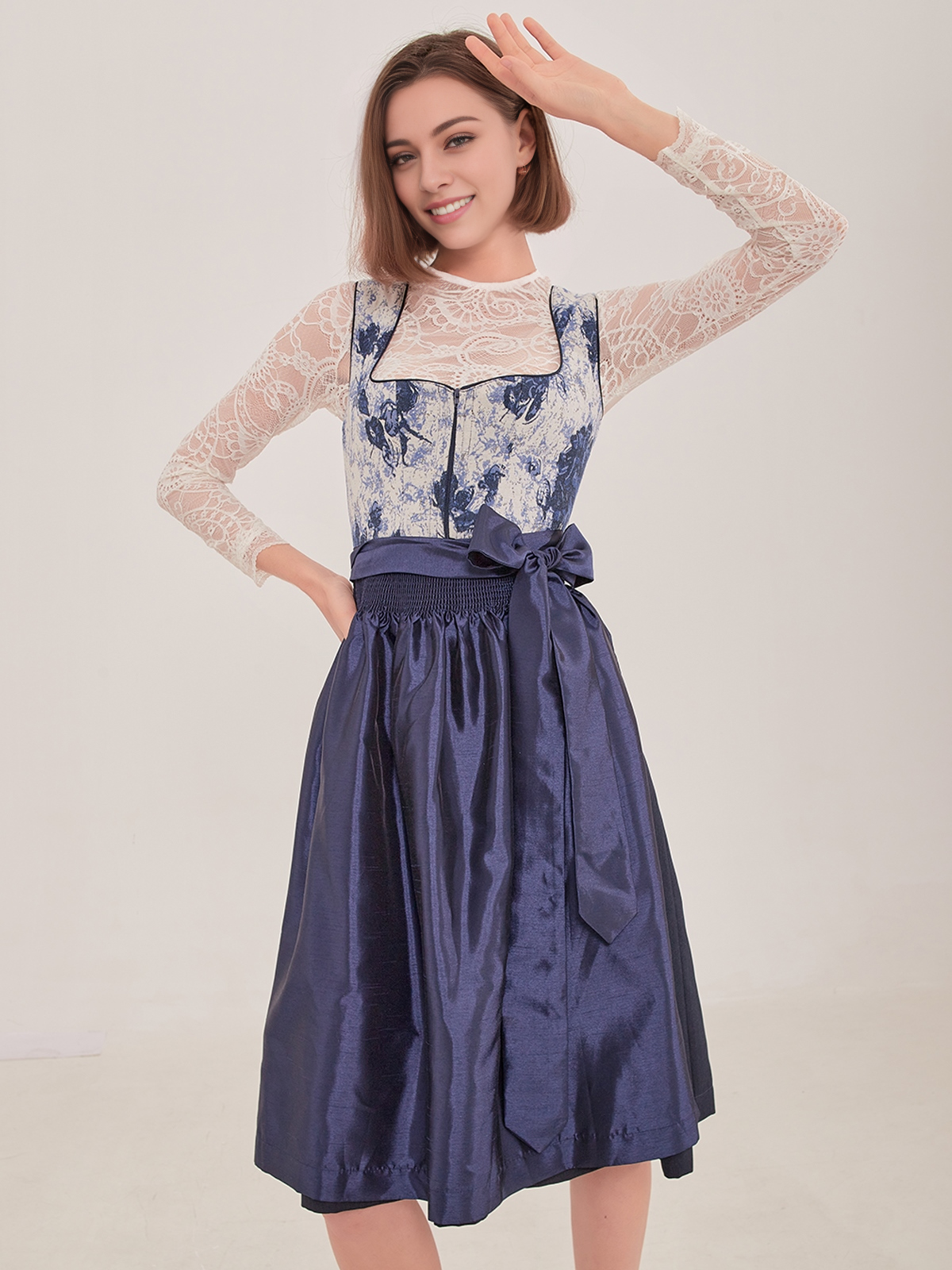 Elegantes schwarzes Dirndl mit blauer Schürze